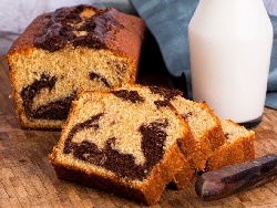 Шарен (двуцветен) пандишпанов кекс / сладкиш със захарен сироп, какао, кафе и глазура (заливка) от шоколад и масло - снимка на рецептата